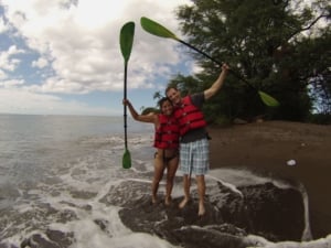 OlowaluKayakhappycouplebeach